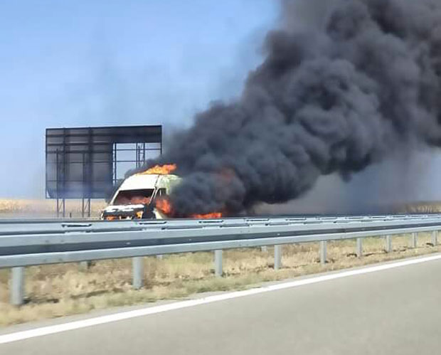 Ауди се „ненормалном брзином“ закуцао у камион, дечака спасао војни санитет